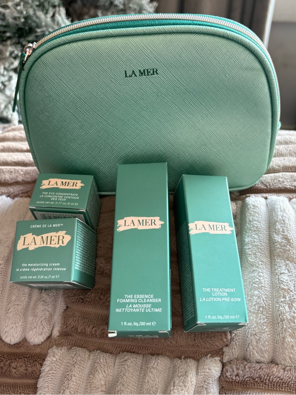 La Mer Skincare Boxes and Matching Pouch - Sea Green